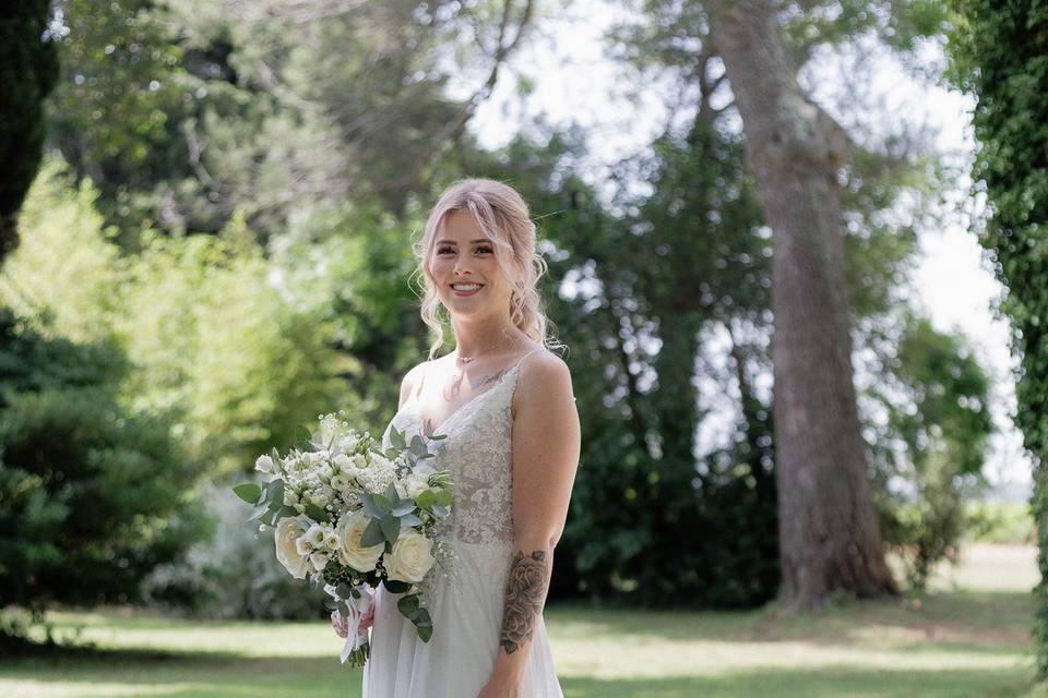 Mariée dans le jardin