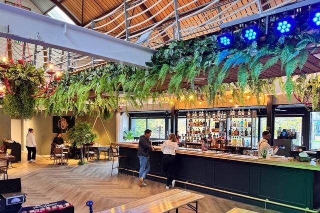 Grand bar en salle principale