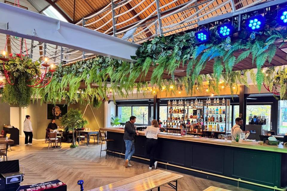Grand bar en salle principale
