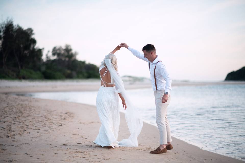 Couple plage danse