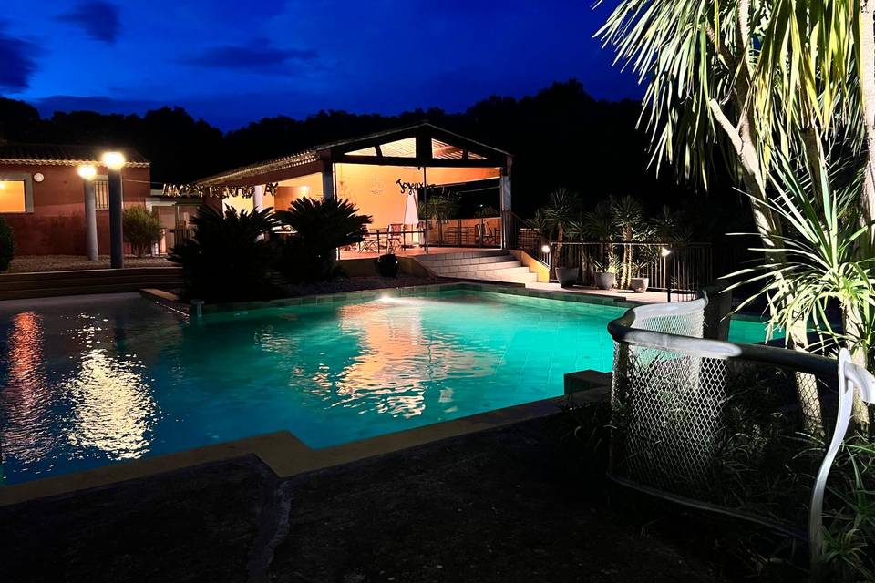 Vue façade nuit avec patio
