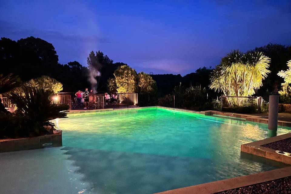 Vue extérieure piscine de nuit