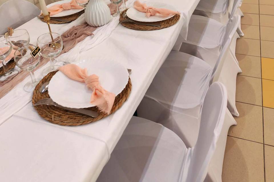 Table blanc et rose poudré
