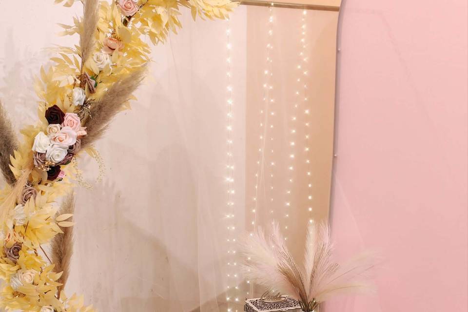 Fleurs et décor rose poudré
