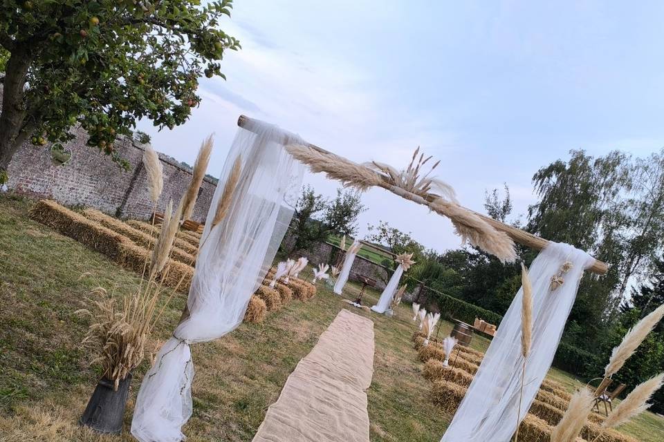 Arche et voilages blancs