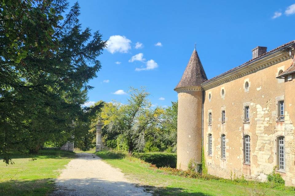 Passage devant château entrée