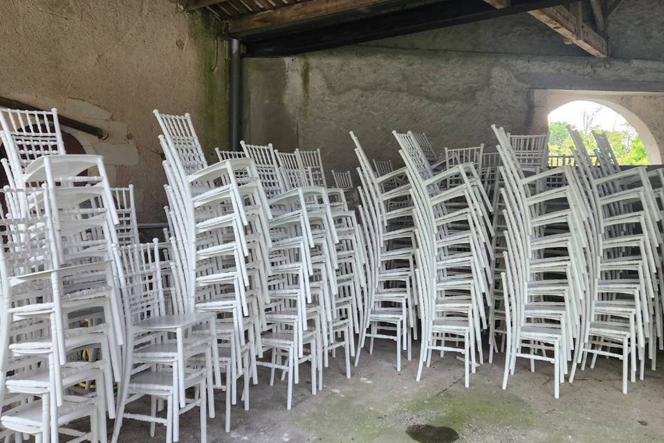 220 Chaises fournies pour les