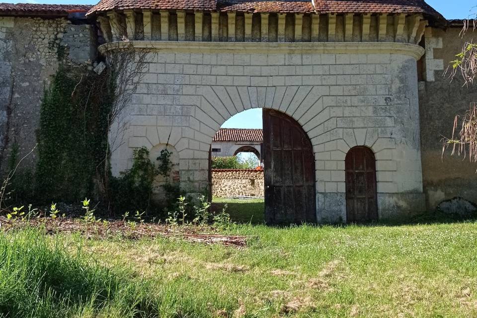 Porte historique du domaine