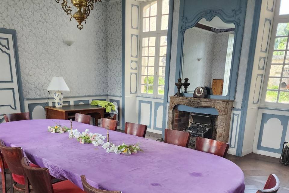 Table dans le salon bleu