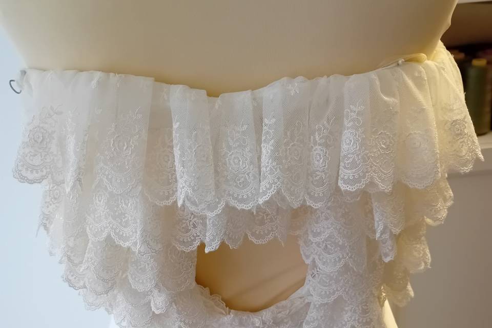 Dos en dentelle avec ouverture