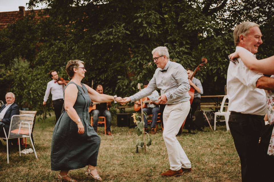 Parents du marié qui dansent
