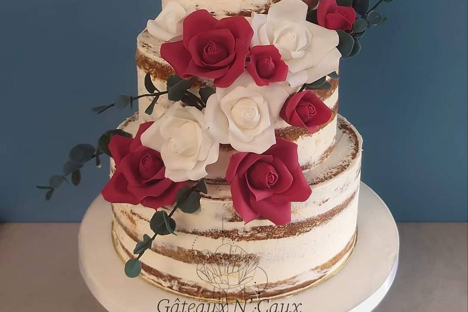 Nude cake roses rouges et blan