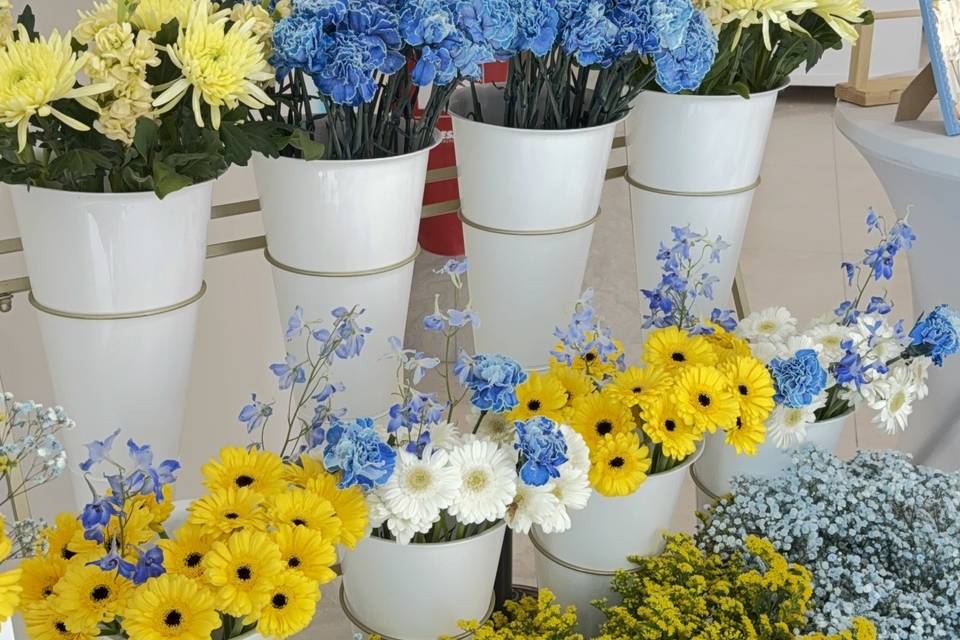 Bar à fleurs jaune et bleu