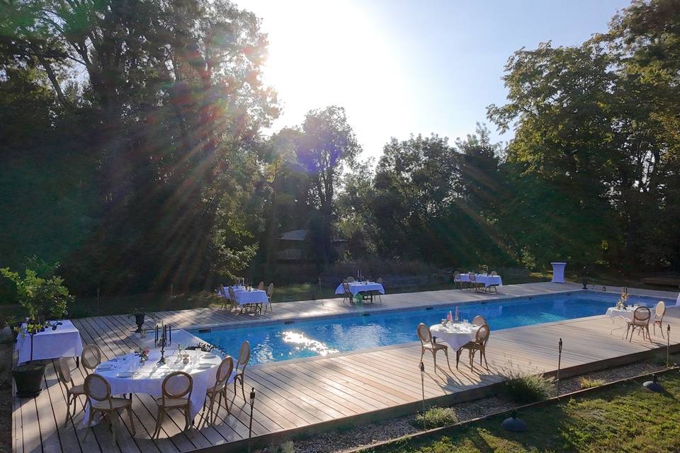 Dîner autour de la piscine