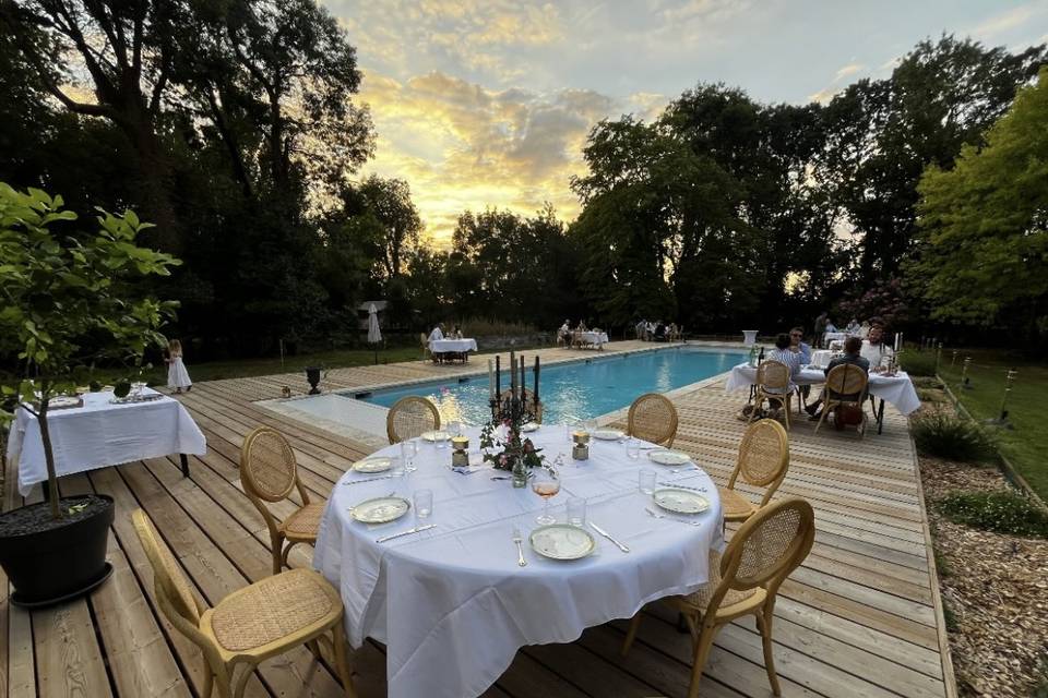 Dîner autour de la piscine