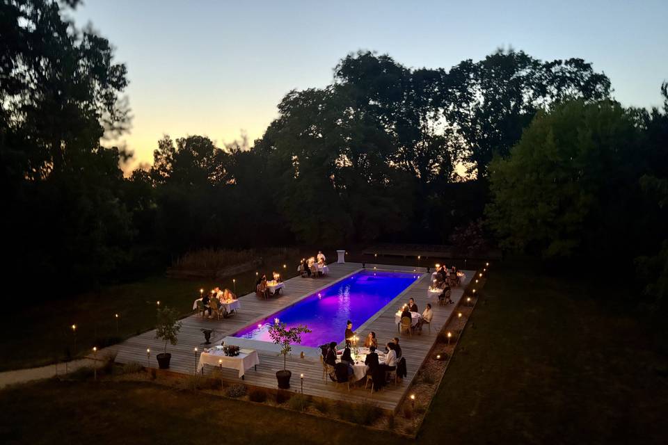 Dîner autour de la piscine