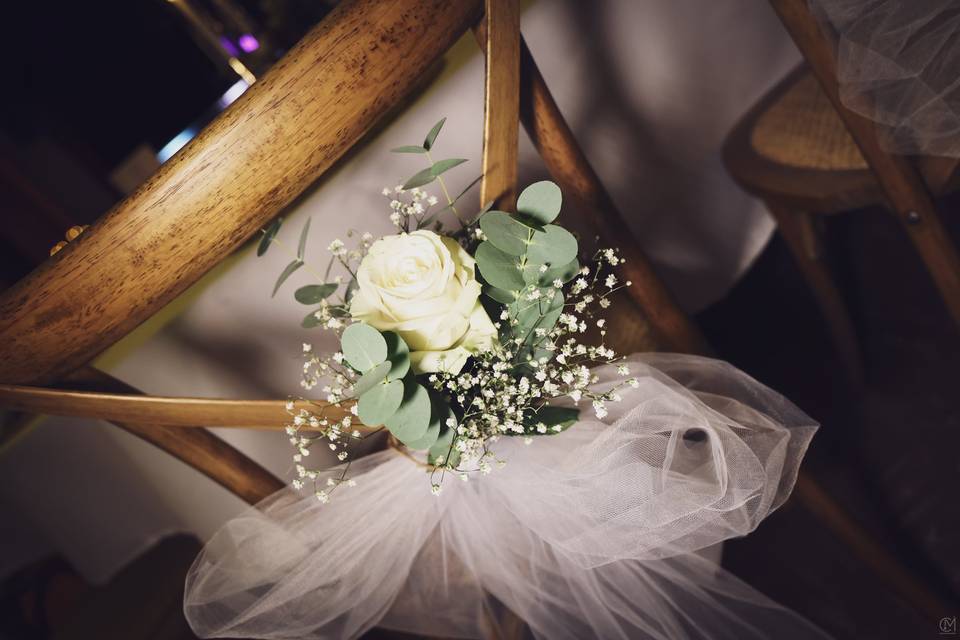 Fleur sur chaise