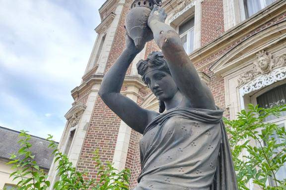 Statue 2