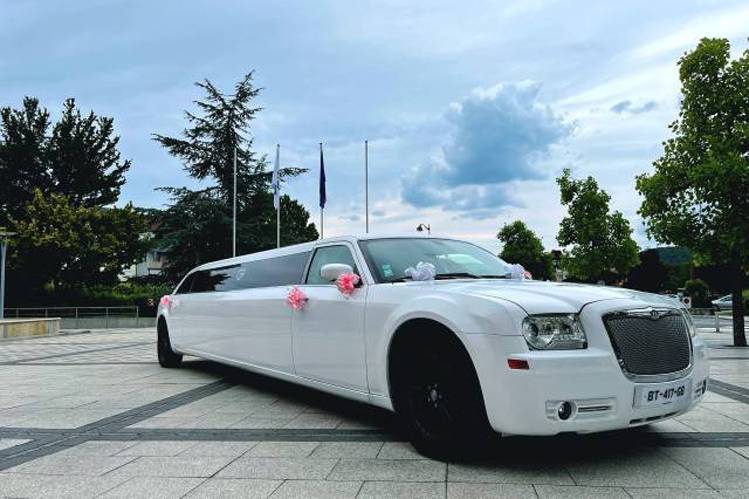 Limousine Chrysler blanche