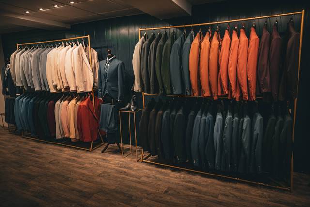 Costumes de marié colorés – terracotta, vert, bleu