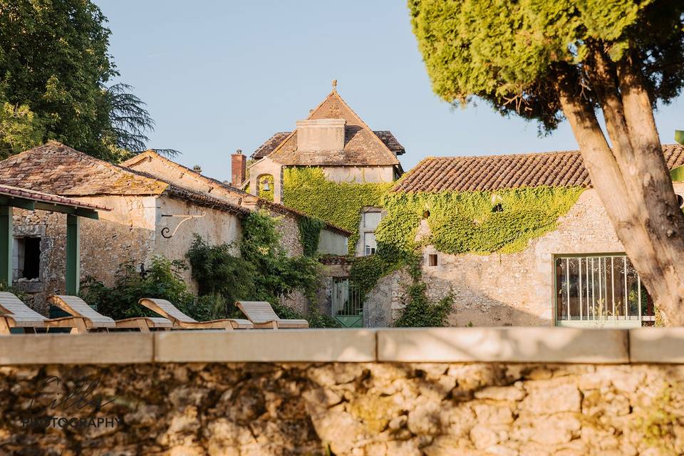 Espace brunch avec piscine
