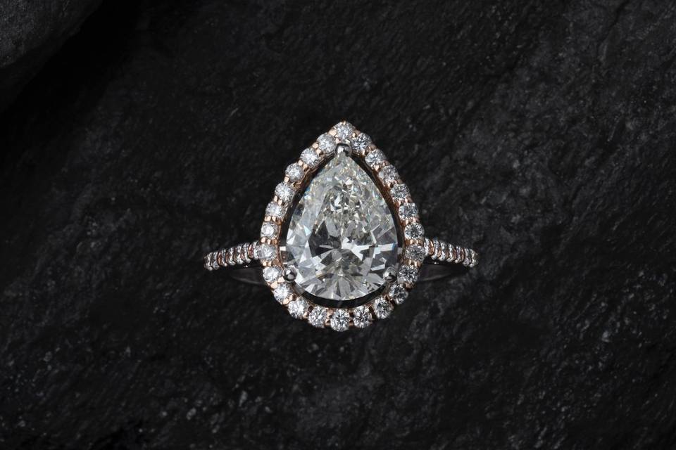 Diamant blanc monté en bague