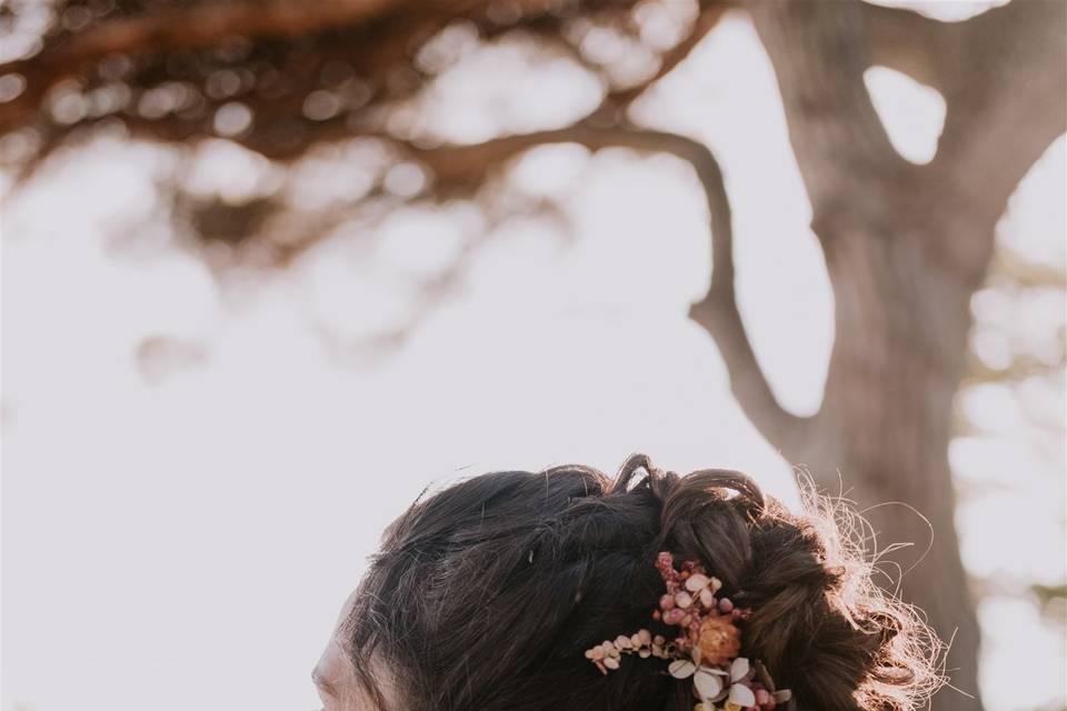 Coiffure mariée peigne fleuri