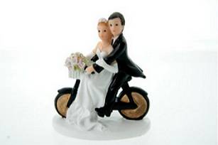 Couple de mariés sur un vélo