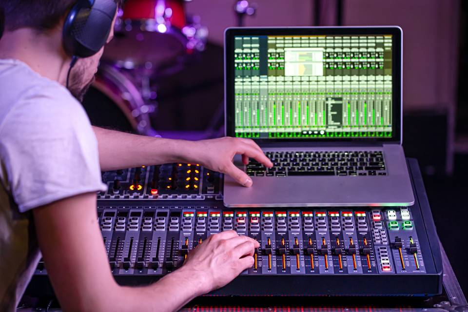 Montage et mixage audio.