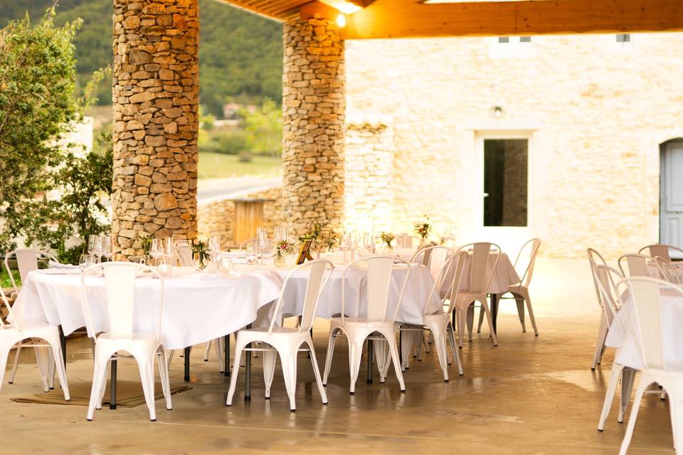 Table sous patio vue bastide