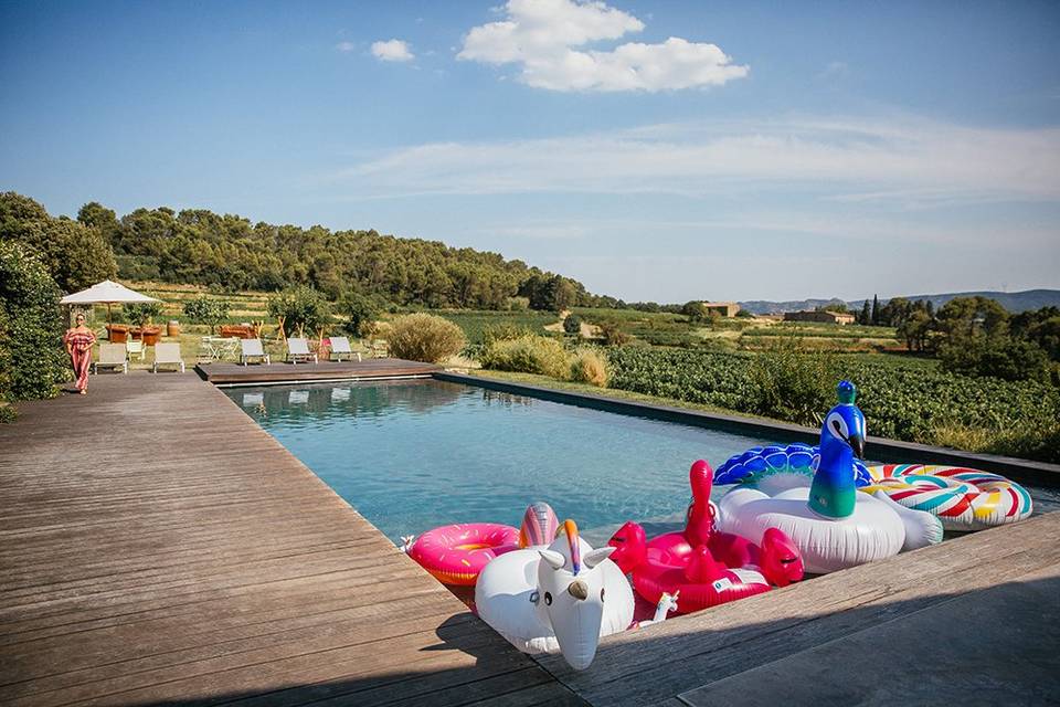 Piscine mas avec jouets dans l'eau