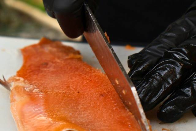 Decoupe de saumon gravlax