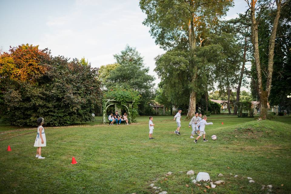 Partie de foot dans le parc