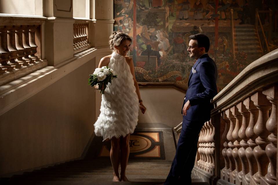 Couple dans l'escalier