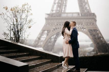 Un couple heureux à Paris