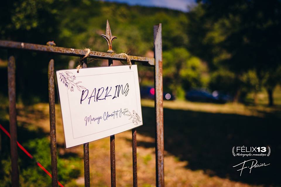 Parking Château de Montanges