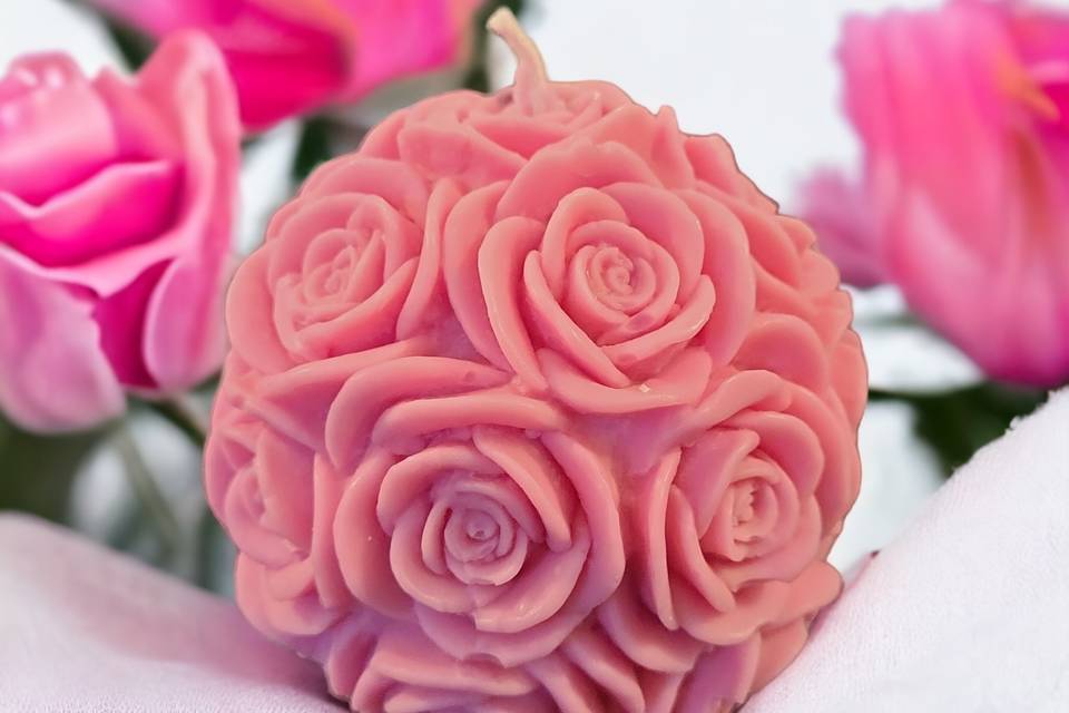 Bougie boule roses parfumée