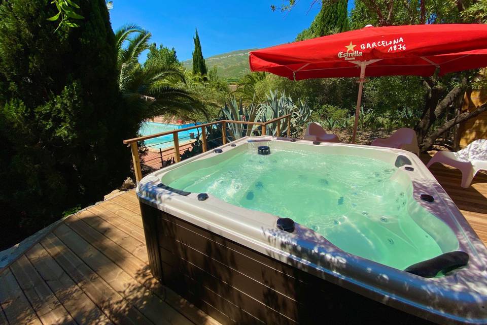 Jacuzzi vue sur piscine