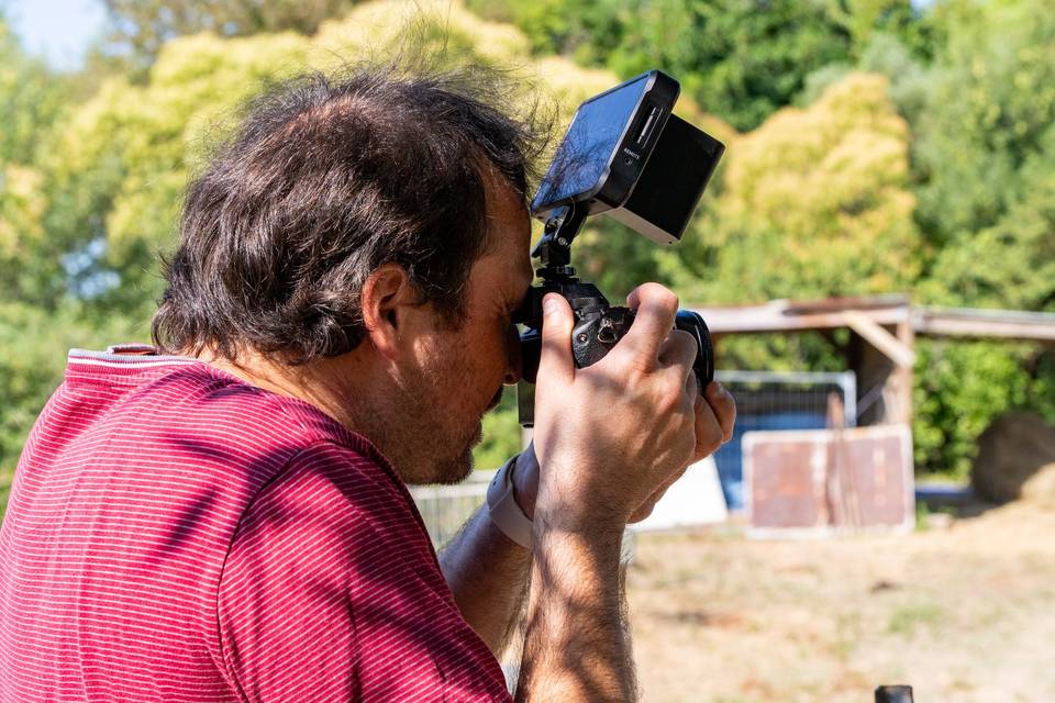 Vidéaste concentré extérieur