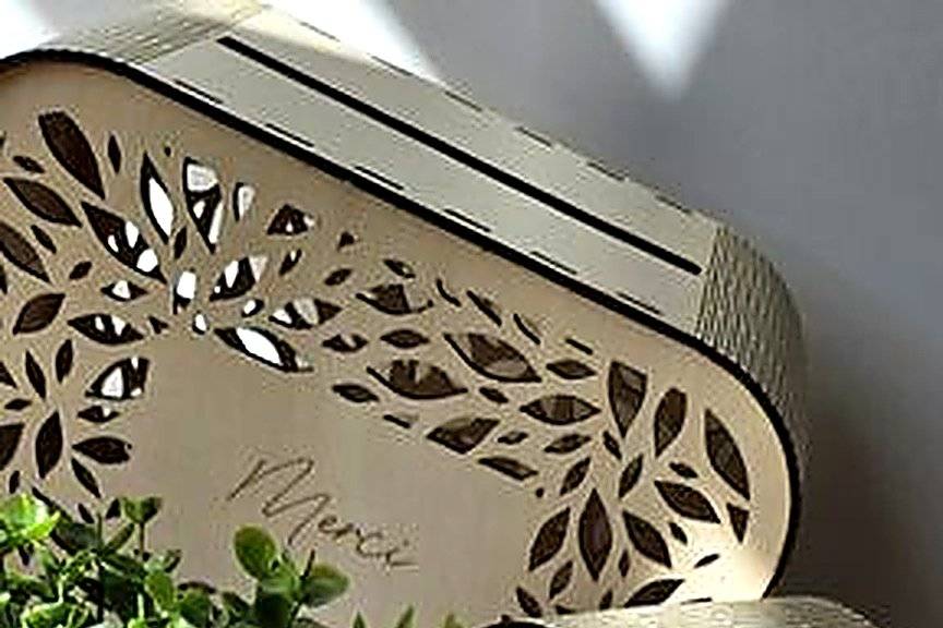 Urne en bois, motif floral