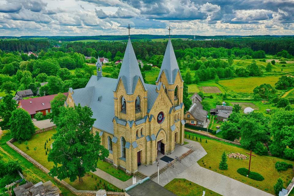 Photo aérienne d'une église