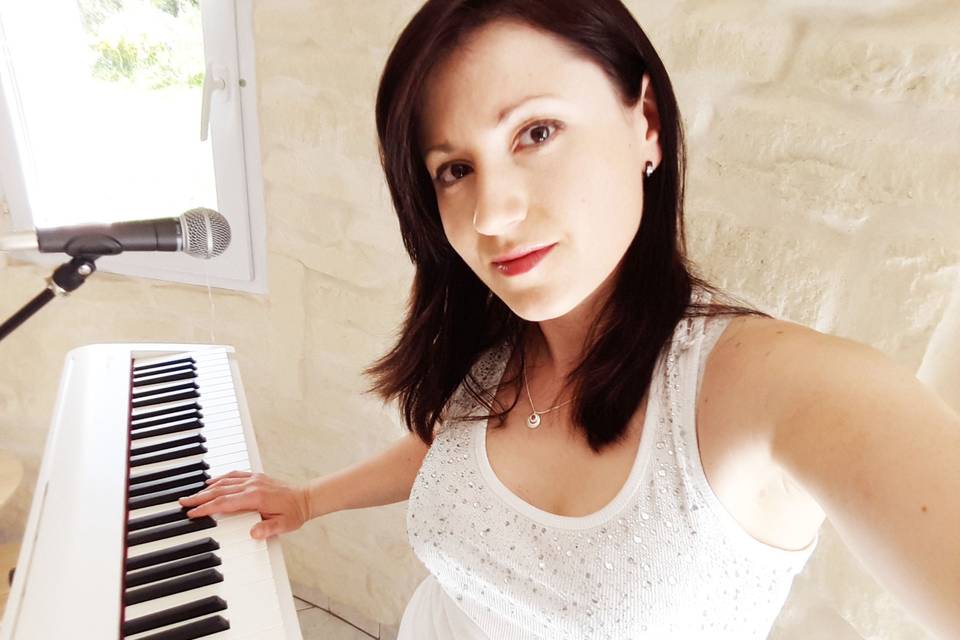 Elena Penalver - Chanteuse, pianiste