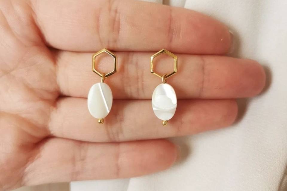 Boucles en perles de nacre