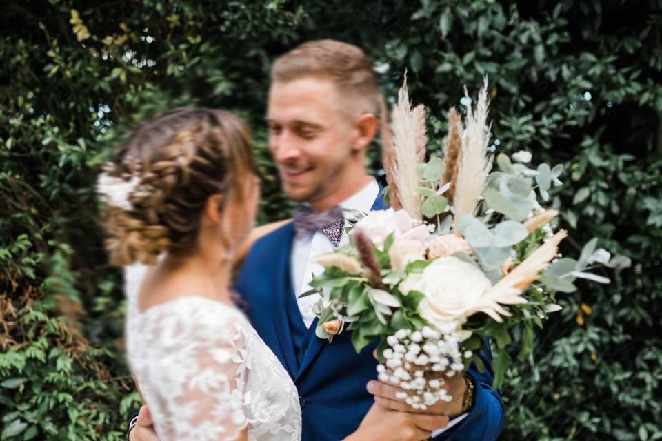 Les mariés avec le bouquet