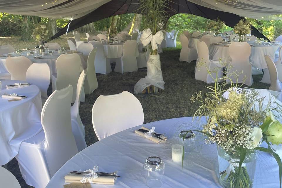 Tente berbère et tables ronde