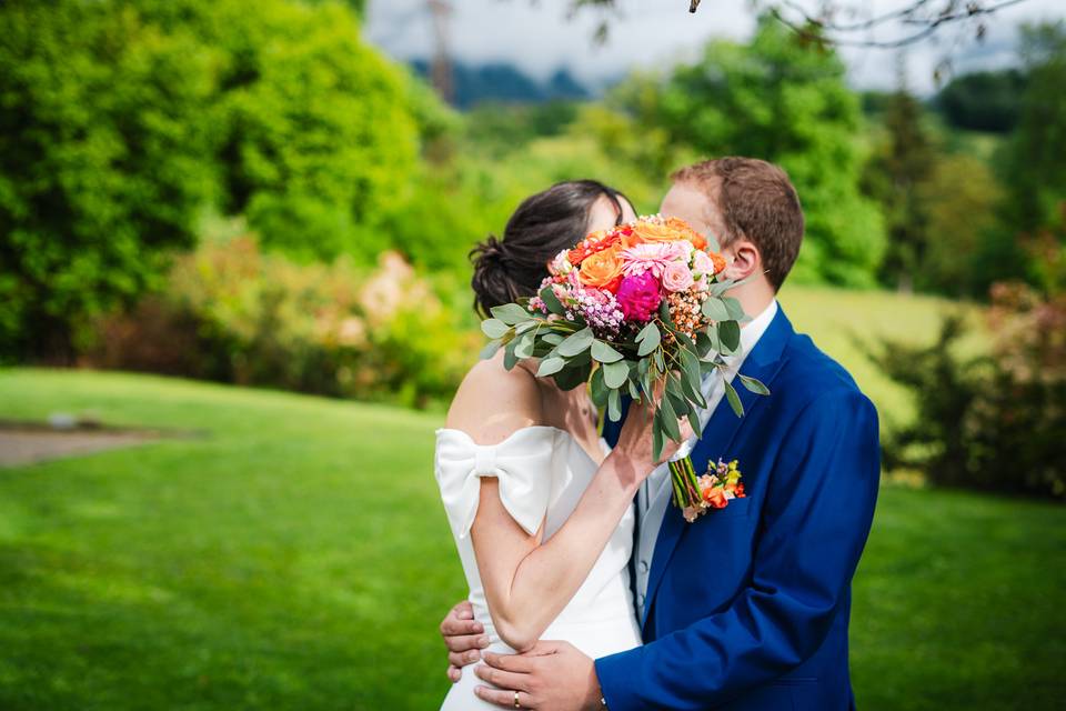 A l'abri du bouquet de mariage