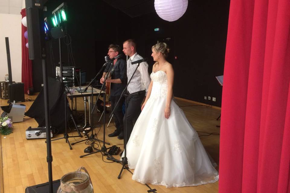 Les mariés chantent