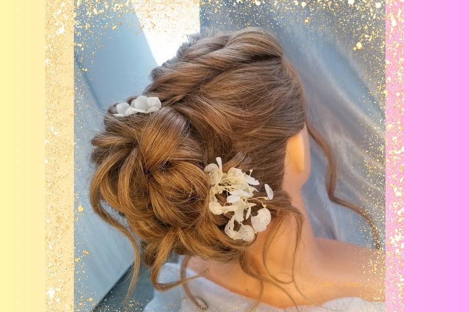 Chignon bouclé fleuri