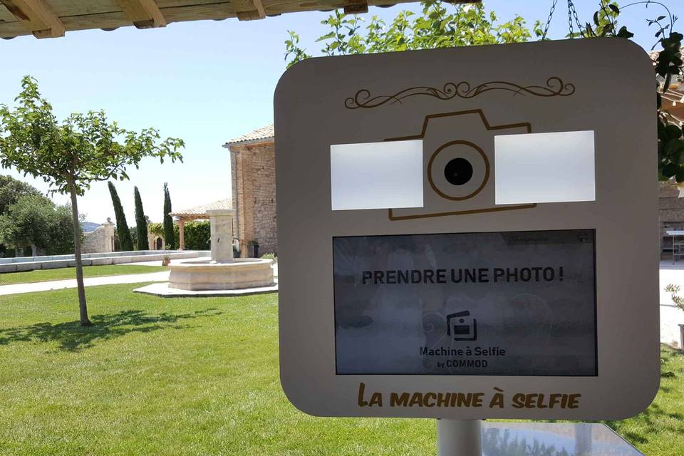 Machine à Selfie by COMMOD