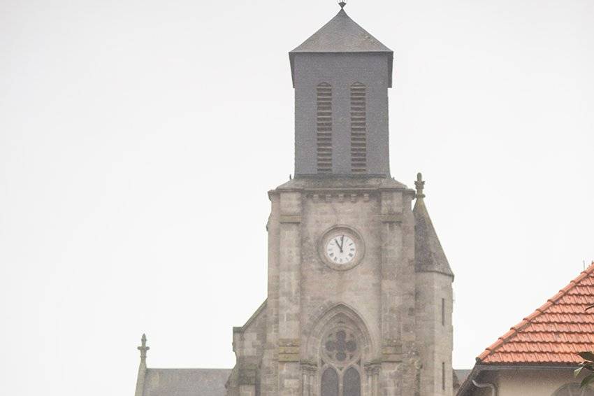 Arrivée à l'église pluvieuse